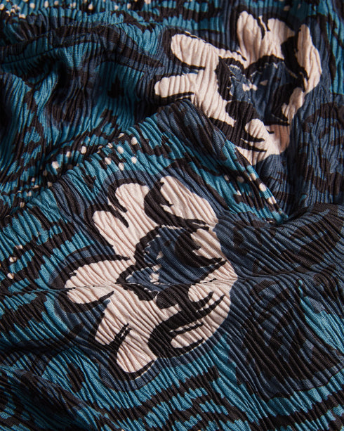 OZLOS-Tops-OZLOS is the perfect way to mix and match your favourite separates. With its short sleeves, scoop neck and graphic floral print, this top offers versatility without sacrificing style Fitted top Scoop neck Short sleeved Graphic floral print Textured fabric Amy is 5'9.5" / 1.77m and wears Navy in a Ted size 1- Ted Baker Romania